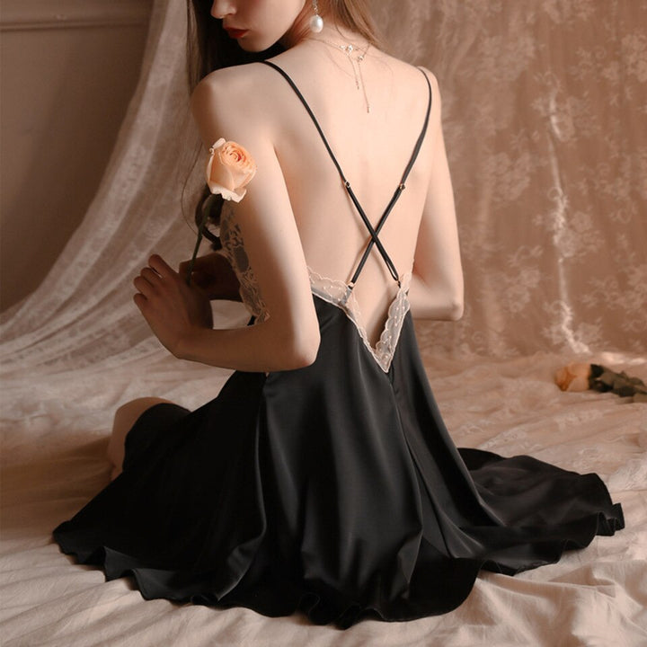 Chemise de nuit en satin à dentelle au décolleté