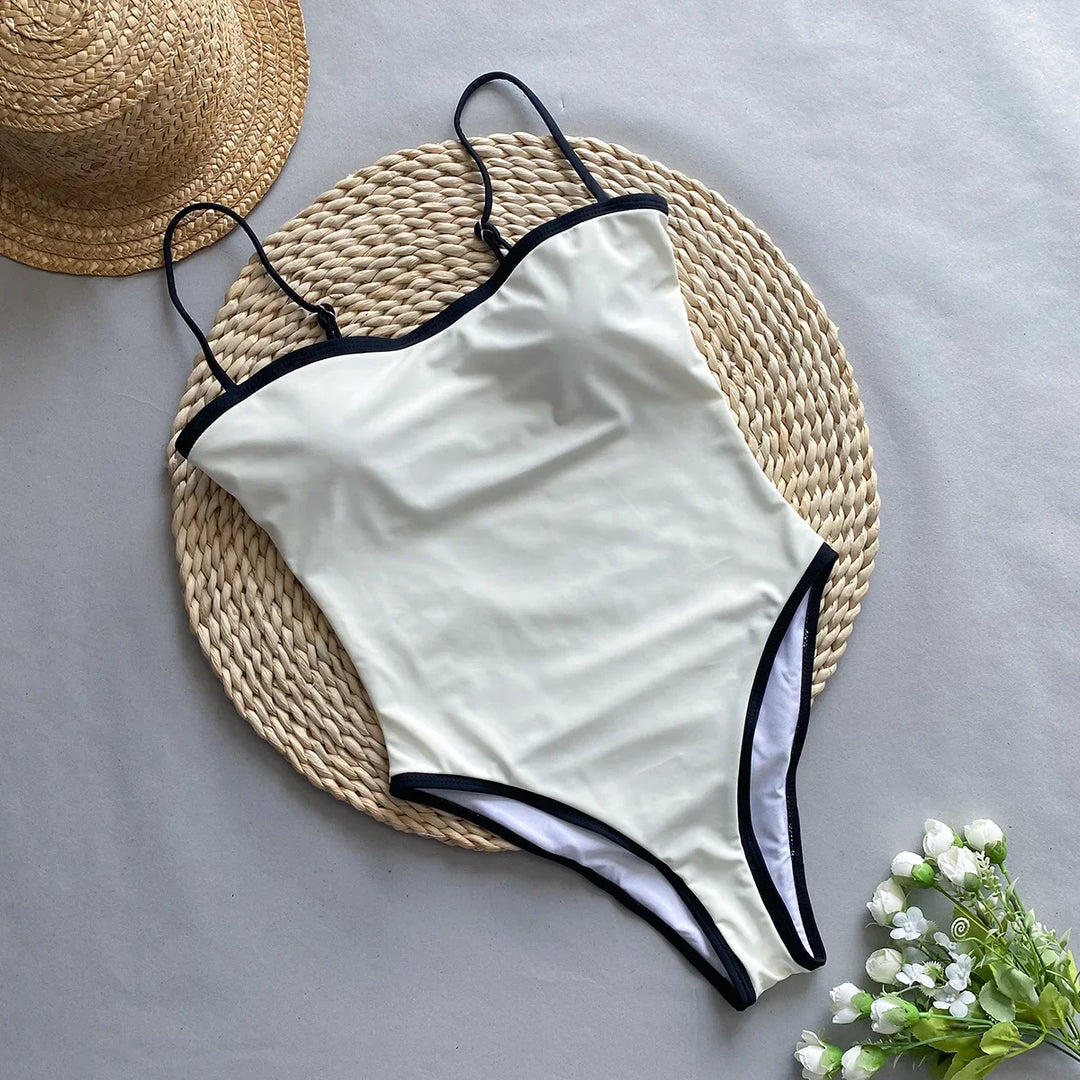 Maillot de bain une pièce minimaliste