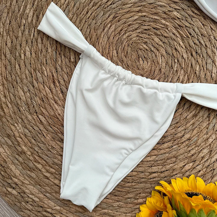 Bikini bandeau 2 pièces à fleur bijou et culotte froncée