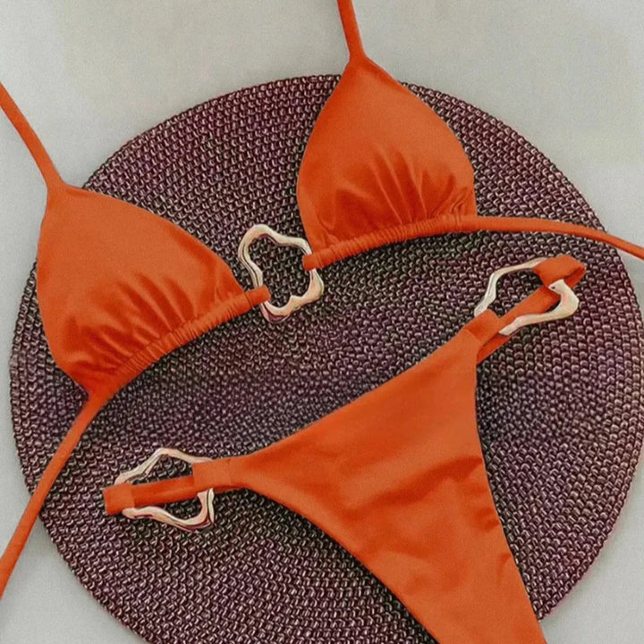 Maillot de bain 2 pièces à bonnets triangle et boucles dorées décoratives