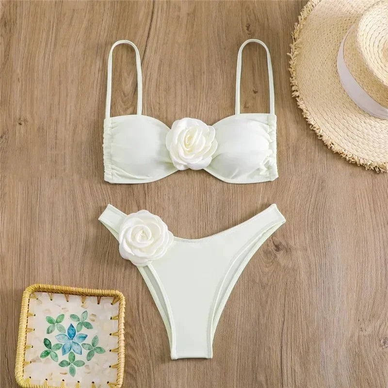 Bikini avec fleur décorative