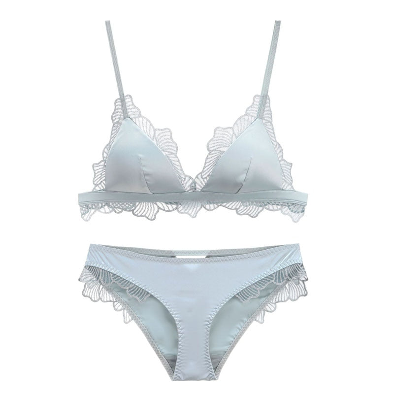 Ensemble de lingerie en satin à finitions décoratives