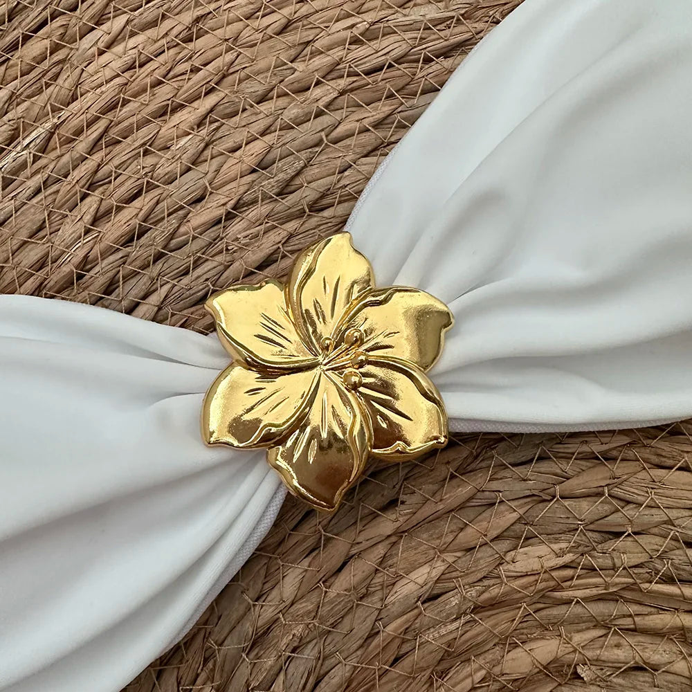 Bikini bandeau 2 pièces à fleur bijou et culotte froncée