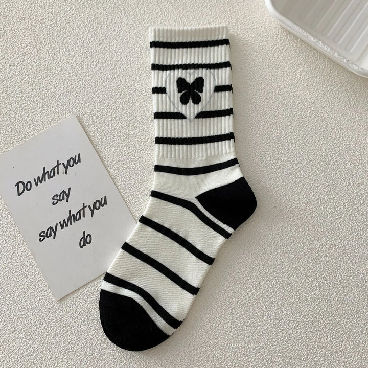 Chaussettes noires et blanches