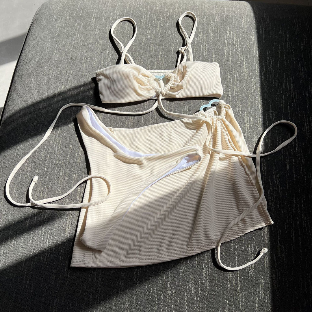Ensemble de plage bikini et jupe