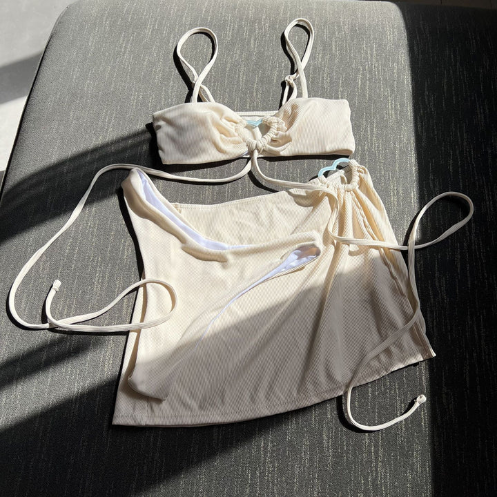 Ensemble de plage bikini et jupe