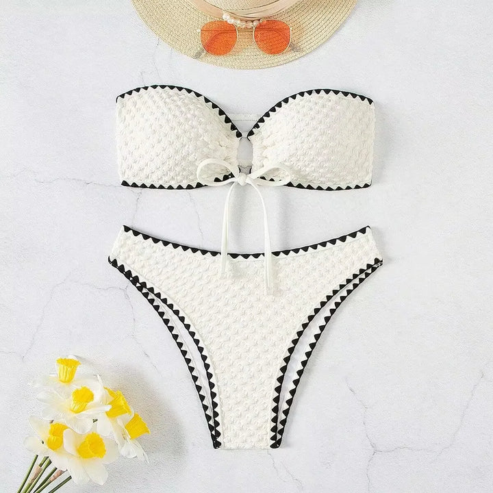 Maillot de bain bandeau 2 pièces à laçage décoratif et matière texturée