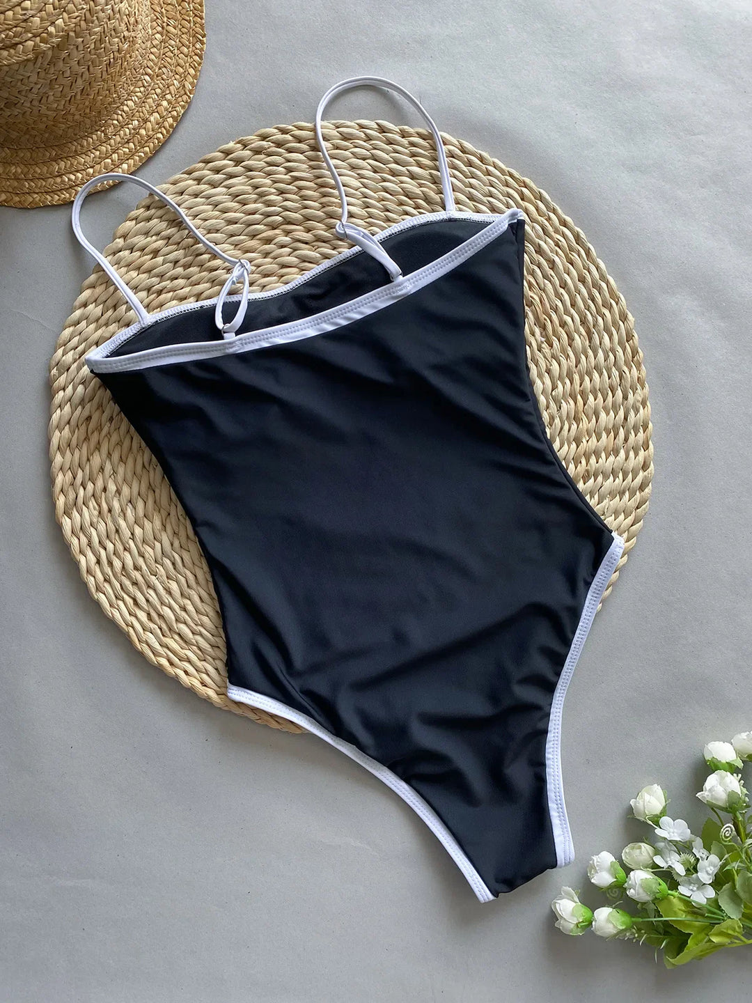 Maillot de bain une pièce minimaliste