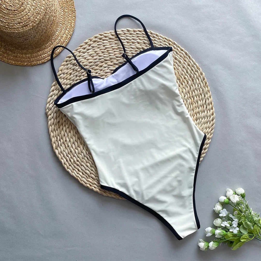 Maillot de bain une pièce minimaliste