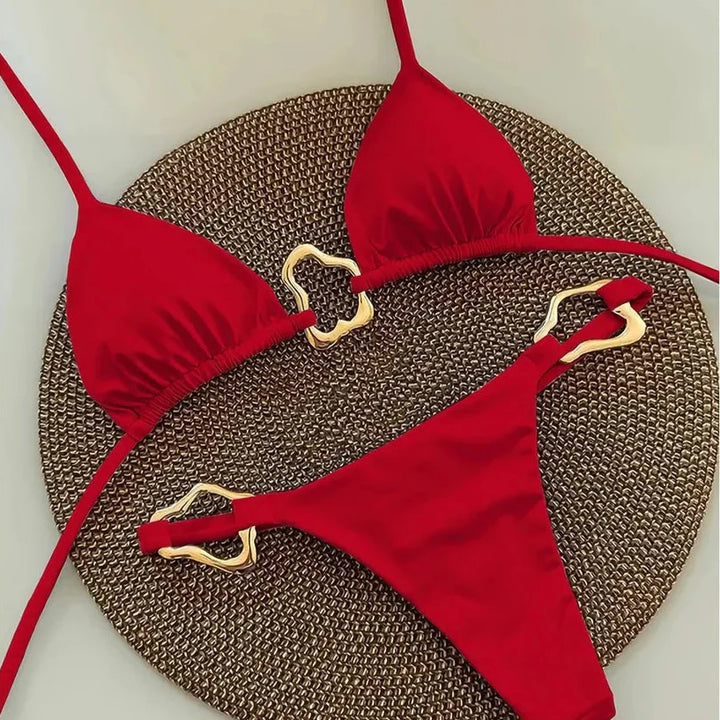 Maillot de bain 2 pièces à bonnets triangle et boucles dorées décoratives