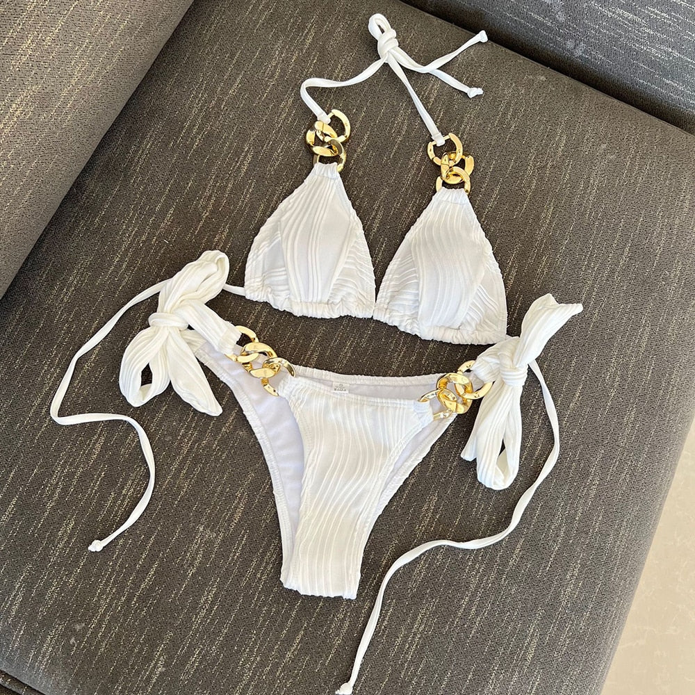 Bikini 2 pièces avec chaînes dorées décoratives et tissu plissé