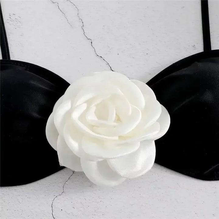 Bikini avec fleur décorative