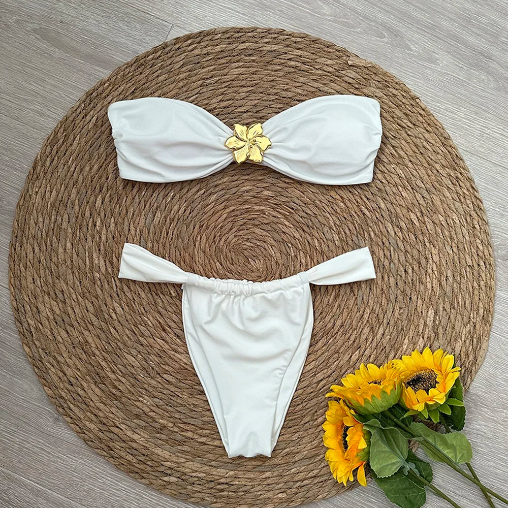 Bikini bandeau 2 pièces à fleur bijou et culotte froncée