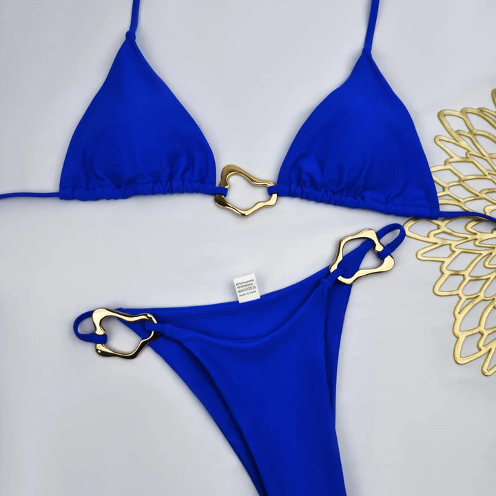 Maillot de bain 2 pièces à bonnets triangle et boucles dorées décoratives