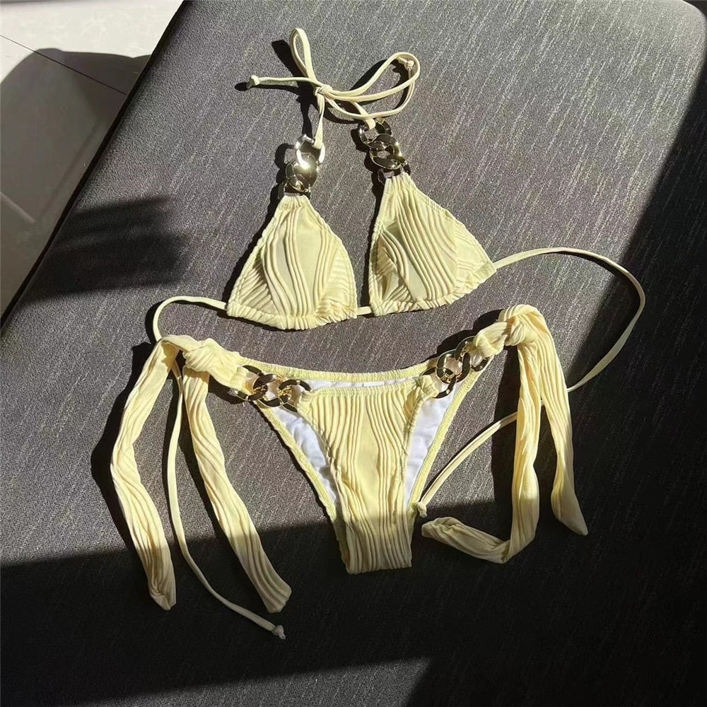 Bikini 2 pièces avec chaînes dorées décoratives et tissu plissé