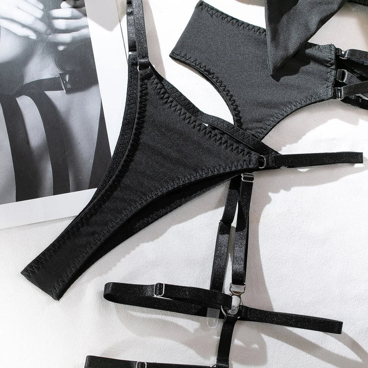 Ensemble de lingerie avec gants et porte-jarretelles