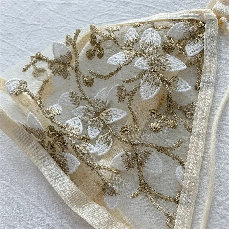 Ensemble de lingerie brodé