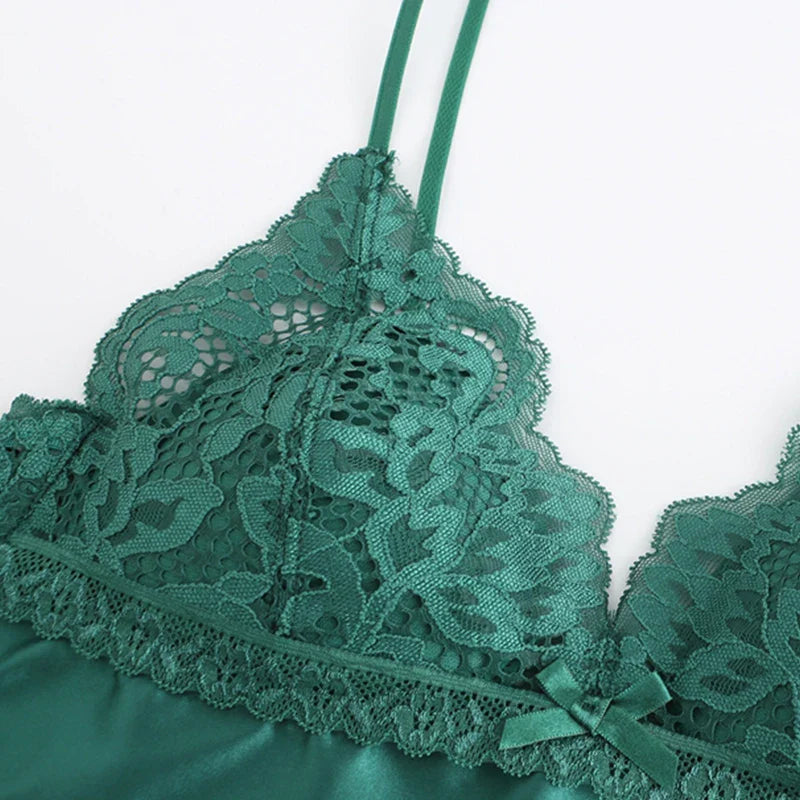 Lingerie en dentelle à soutien-gorge triangle