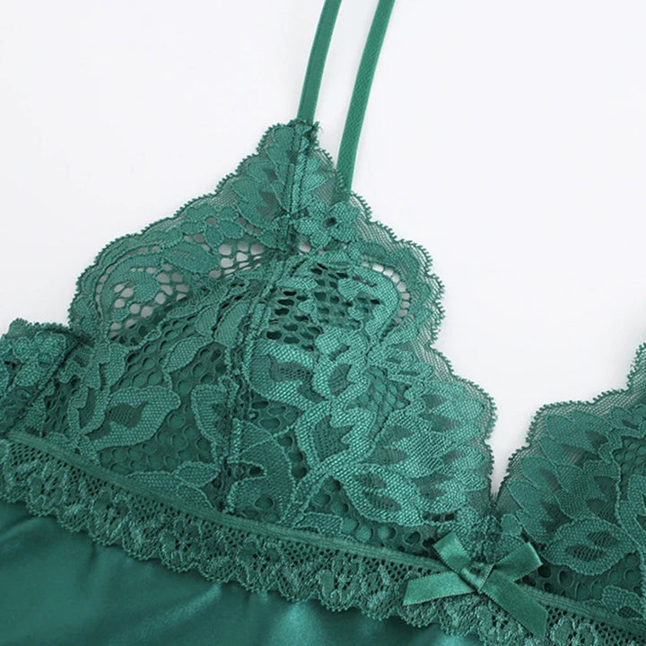 Lingerie en dentelle à soutien-gorge triangle