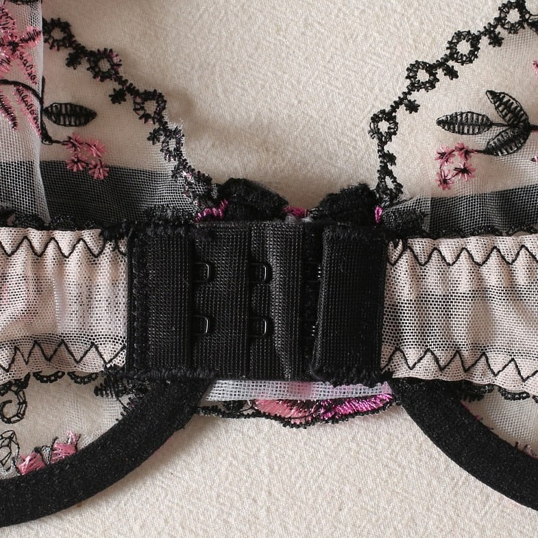 Ensemble de lingerie à broderie décorative