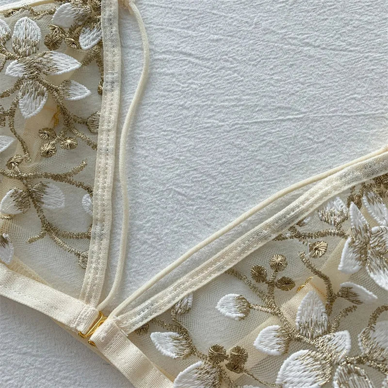 Ensemble de lingerie brodé