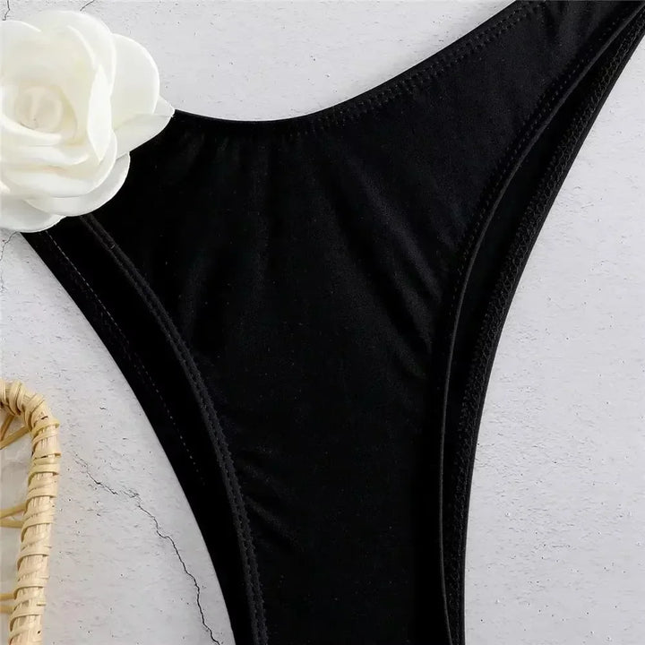 Bikini avec fleur décorative