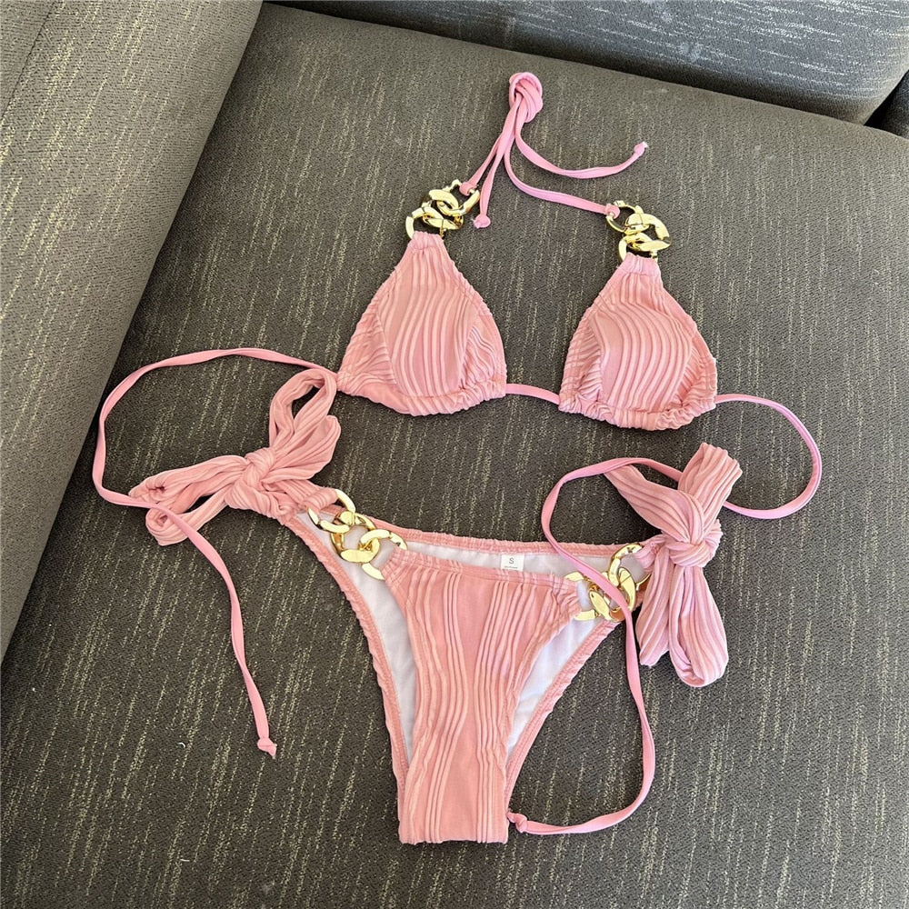 Bikini 2 pièces avec chaînes dorées décoratives et tissu plissé