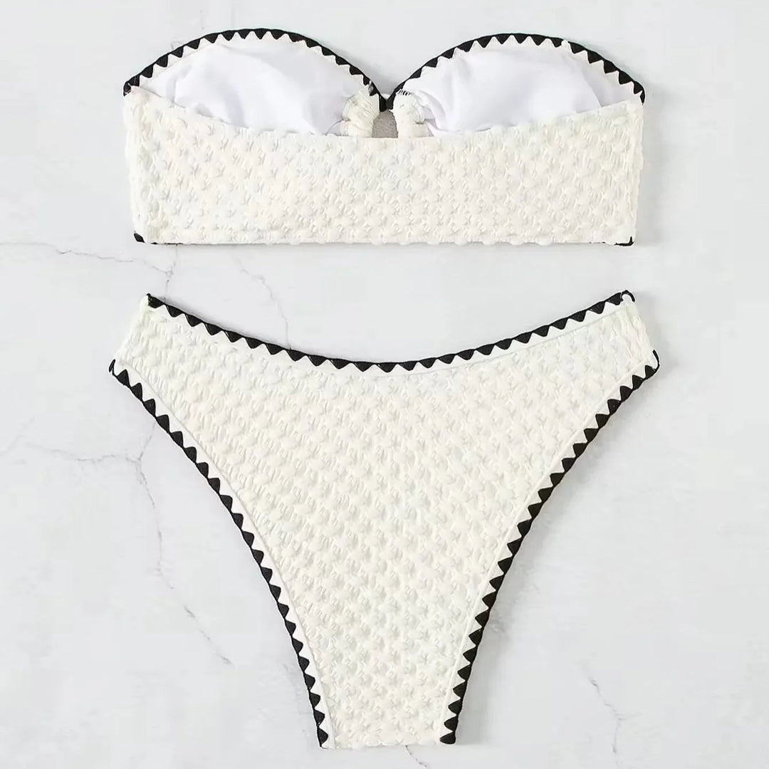 Maillot de bain bandeau 2 pièces à laçage décoratif et matière texturée