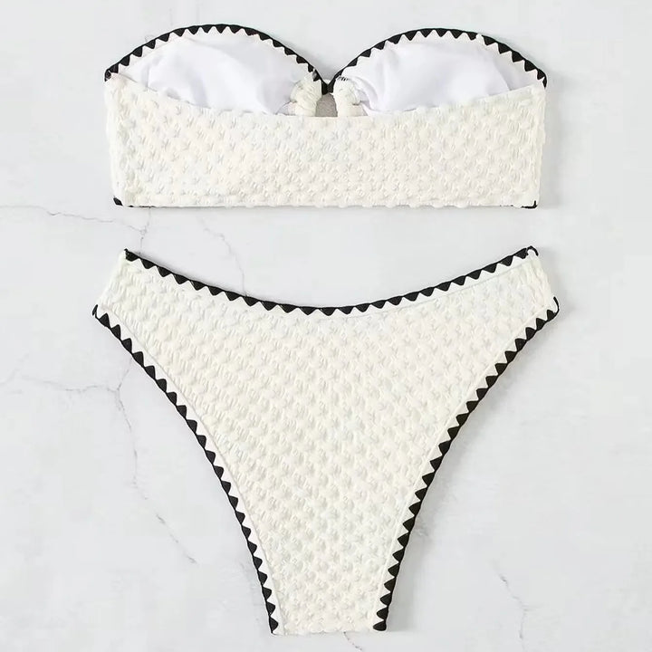 Maillot de bain bandeau 2 pièces à laçage décoratif et matière texturée