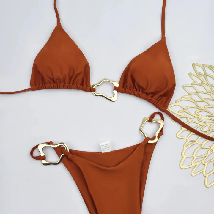 Maillot de bain 2 pièces à bonnets triangle et boucles dorées décoratives