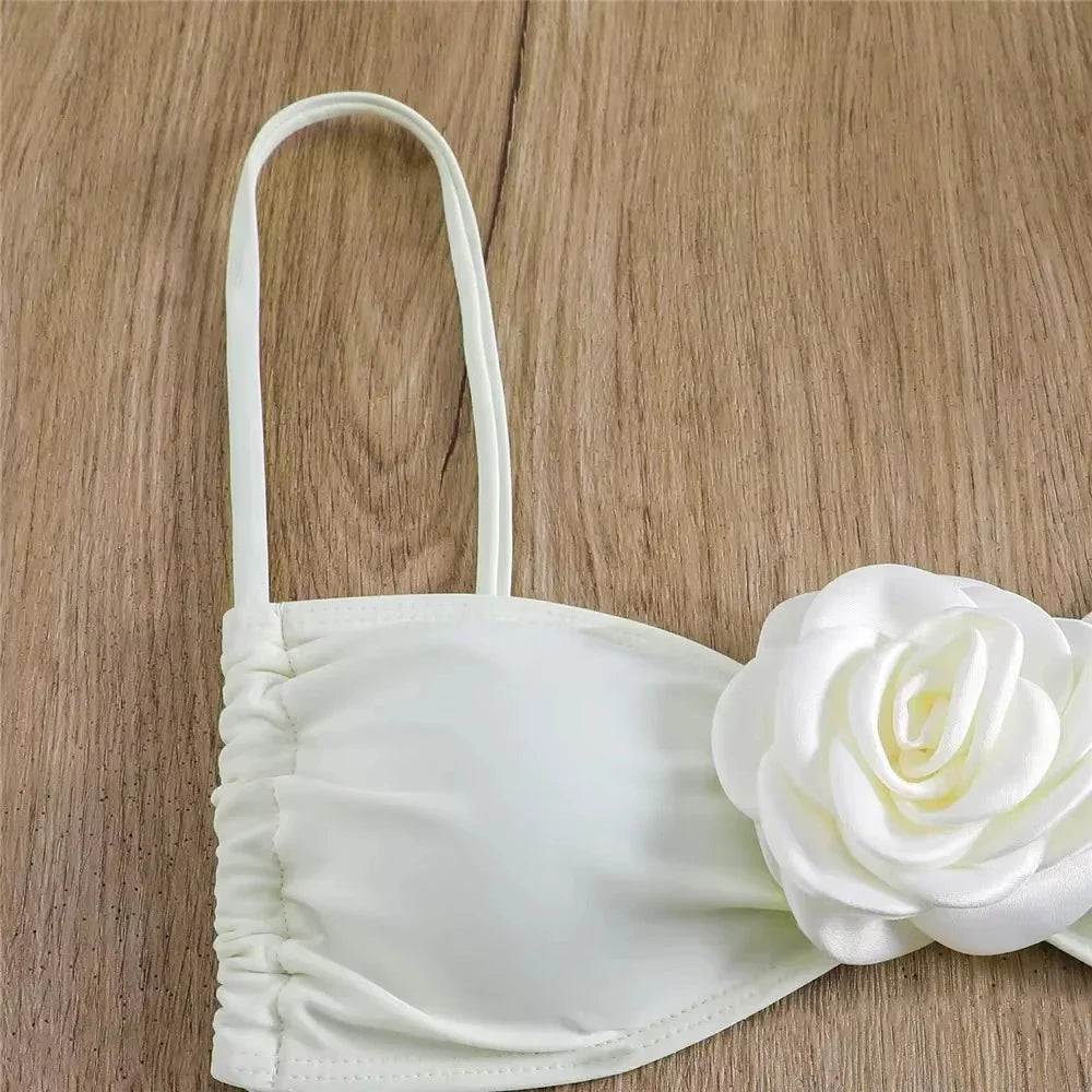 Bikini avec fleur décorative