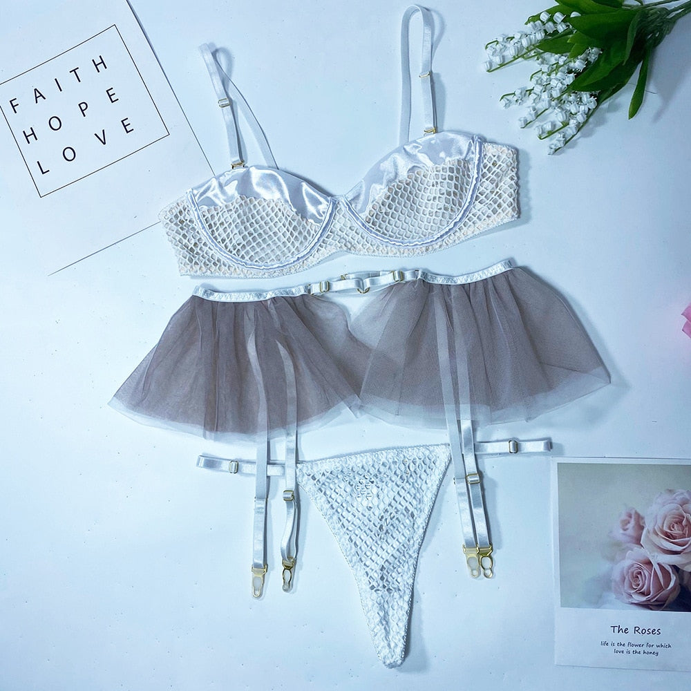 Ensemble de lingerie 3 pièces avec un volant