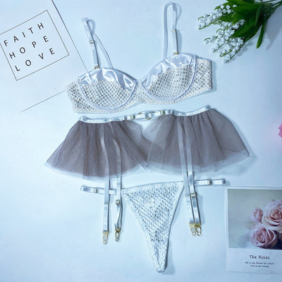 Ensemble de lingerie 3 pièces avec un volant