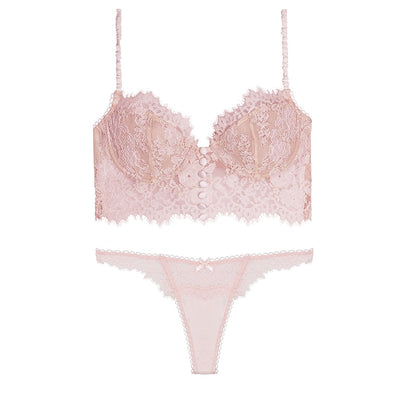 Un ensemble de sous-vêtements en dentelle avec un haut corset