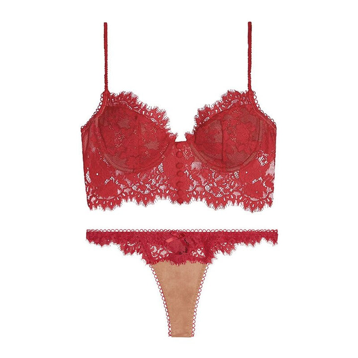 Un ensemble de sous-vêtements en dentelle avec un haut corset