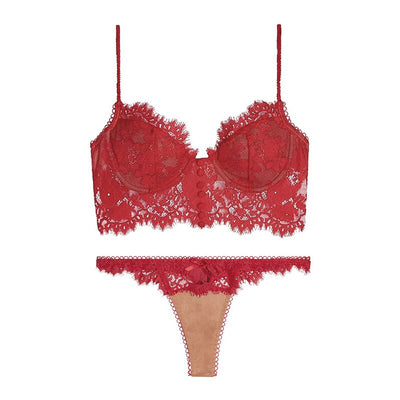 Un ensemble de sous-vêtements en dentelle avec un haut corset