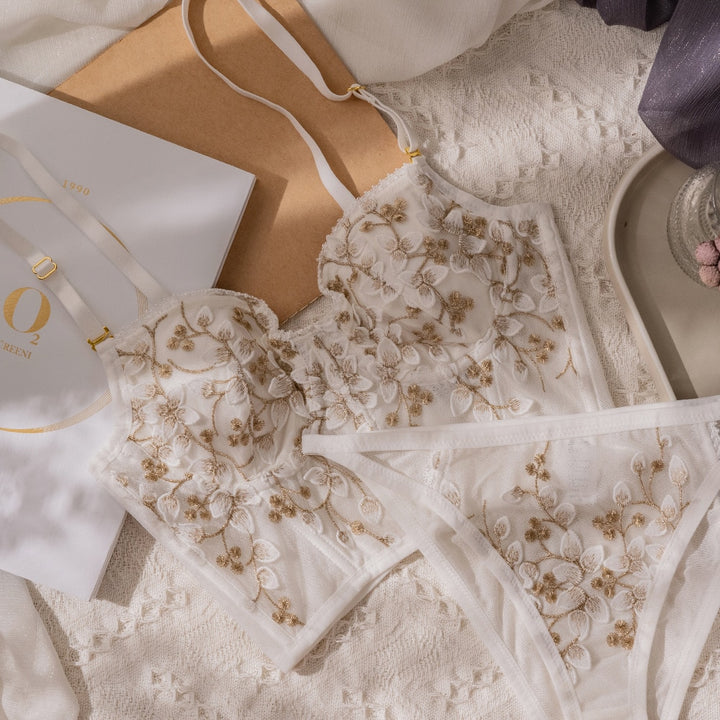 Un ensemble de sous-vêtements avec broderie