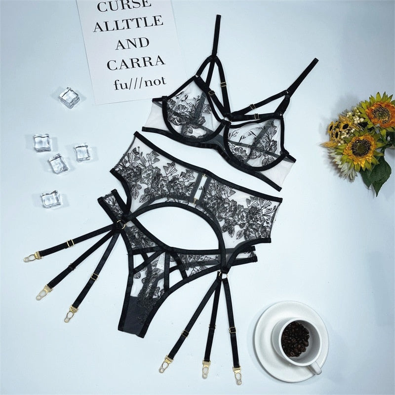 Ensemble de lingerie 3 pièces en résille avec un délicat motif fleuri