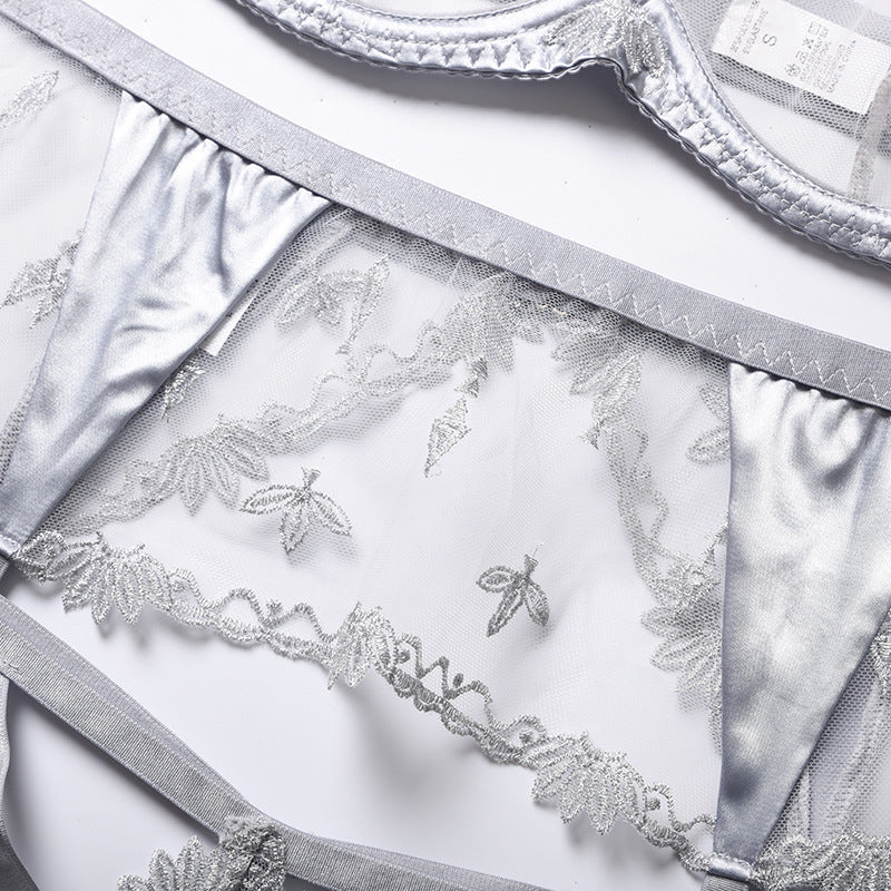 Un ensemble de sous-vêtements en maille avec empiècements en satin