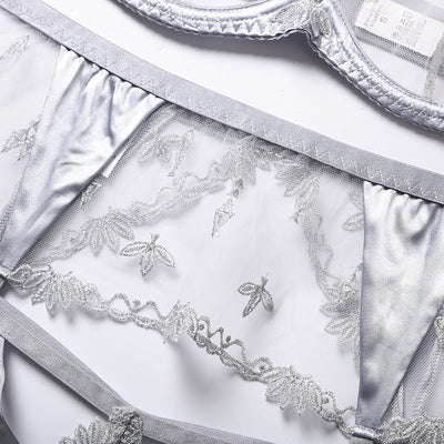 Un ensemble de sous-vêtements en maille avec empiècements en satin