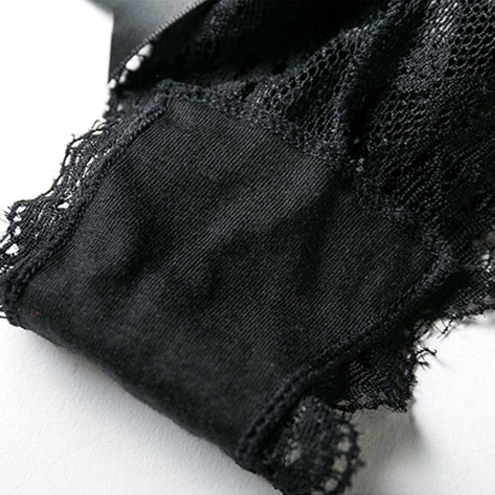 String en dentelle avec nœud décoratif