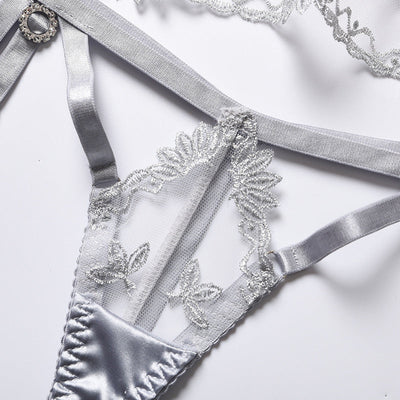 Un ensemble de sous-vêtements en maille avec empiècements en satin