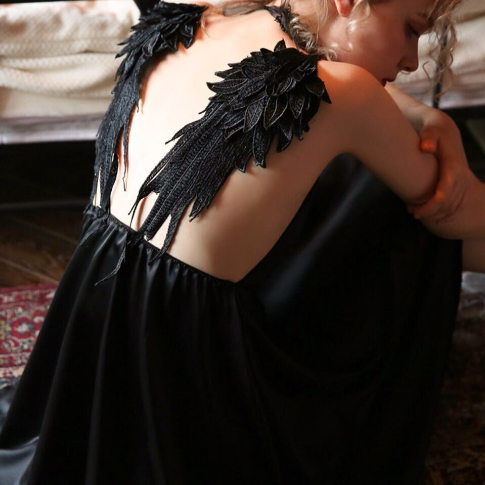 Chemise de nuit en satin avec dos décoratif