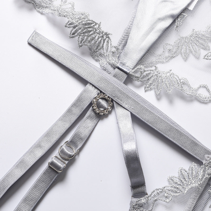 Un ensemble de sous-vêtements en maille avec empiècements en satin