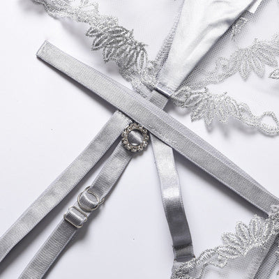 Un ensemble de sous-vêtements en maille avec empiècements en satin