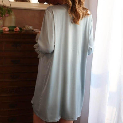 Chemise de nuit avec un peignoir