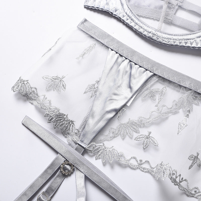 Un ensemble de sous-vêtements en maille avec empiècements en satin