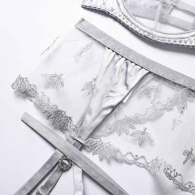 Un ensemble de sous-vêtements en maille avec empiècements en satin
