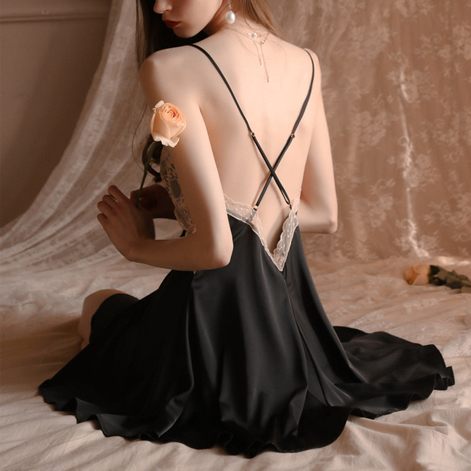 Chemise de nuit en satin avec dentelle sur le décolleté