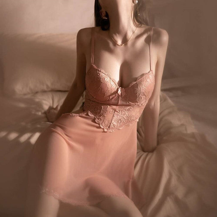 Chemise de nuit en dentelle avec soutien-gorge rembourré